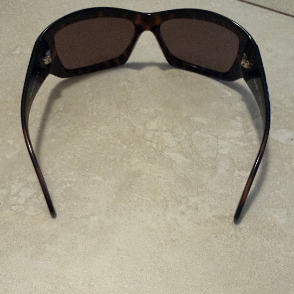 DKNY Tortoise Shell Sunglasses with Black Case - Picture 7 of 9